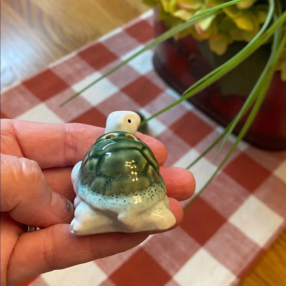 Vintage LIKE NEW Green White Turtle Salt & Pepper Shaker Set - Collector Item